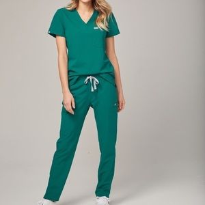 Hunter green figs two pocket top